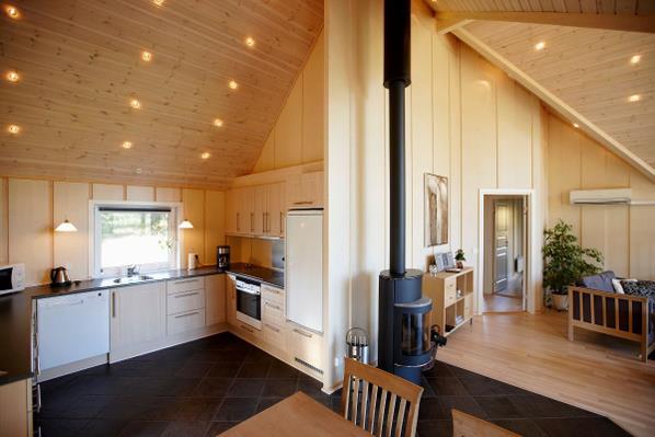 Det store hovedrum med køkken og stue er lyst og luftigt, med kig helt til kip.