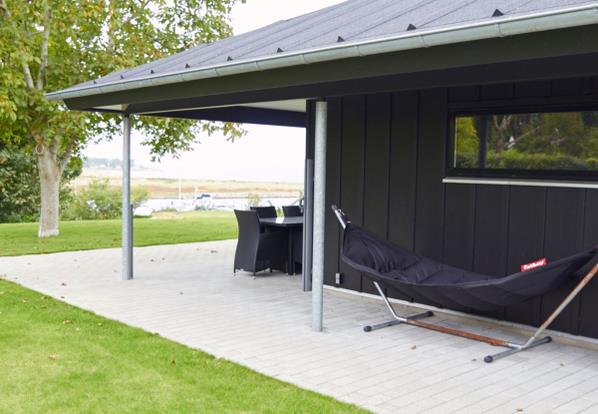 Huset ligger med udsigt over Norsminde Havn
