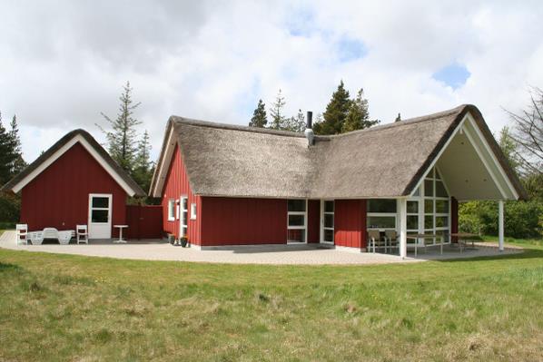 Huset står flot med den høje rejsning og det karakteristiske stråtag